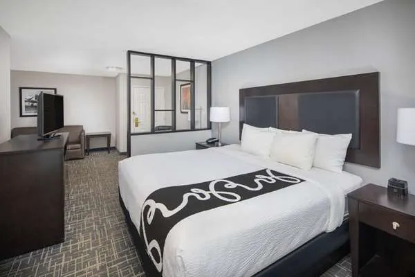 La Quinta Inn & Suites by Wyndham Atlanta Airport South 4