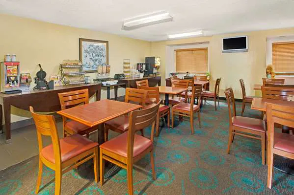 Microtel Inn & Suites by Wyndham Atlanta Airport 4