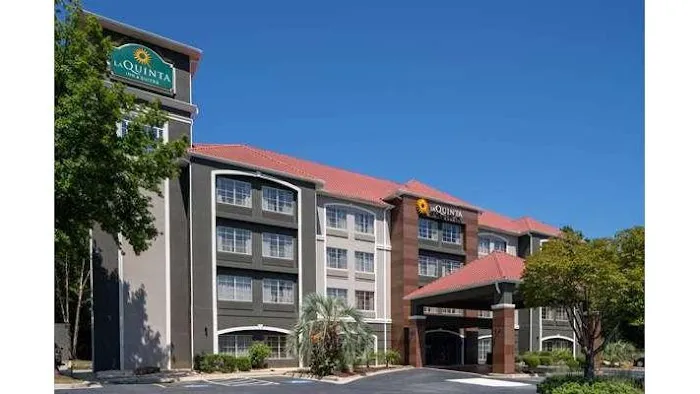 La Quinta Inn & Suites by Wyndham Atlanta Stockbridge 4