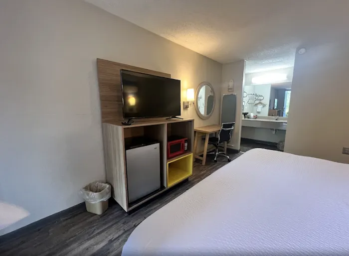 Days Inn by Wyndham College Park Airport Best Road 4