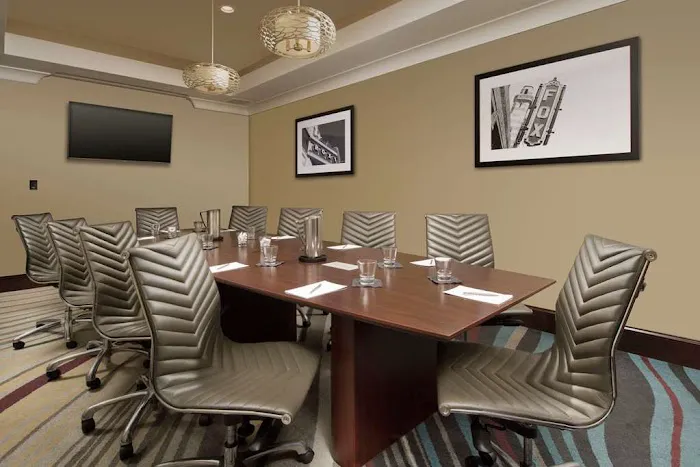 Embassy Suites by Hilton Atlanta Airport 4