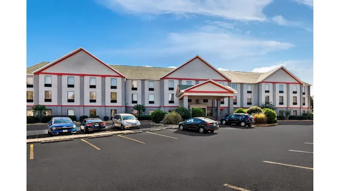 Red Roof PLUS+ & Suites Atlanta Airport South 4