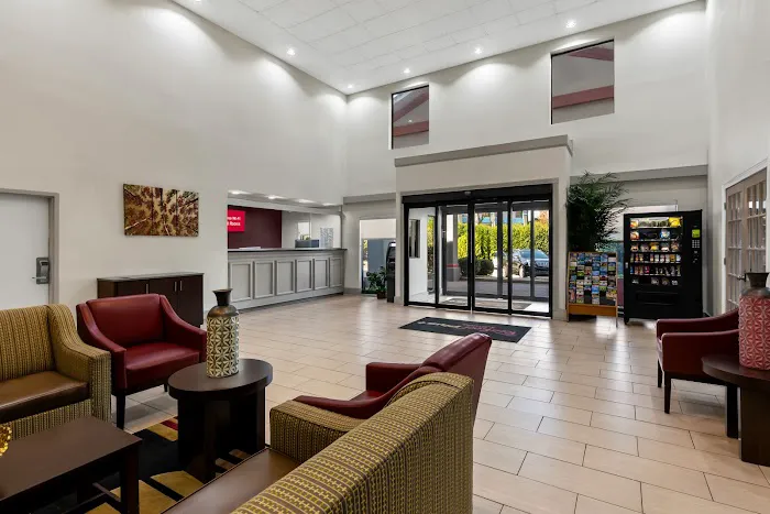 Red Roof PLUS+ & Suites Atlanta Airport South 4