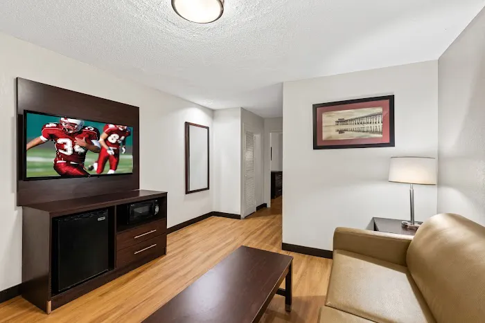 Red Roof PLUS+ & Suites Atlanta Airport South 4