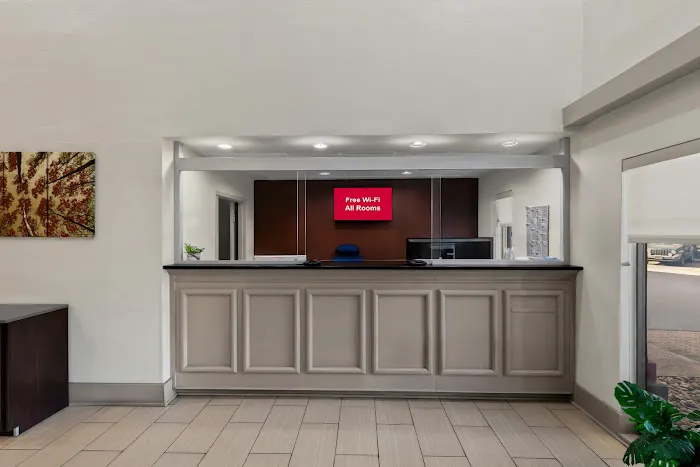 Red Roof PLUS+ & Suites Atlanta Airport South 4