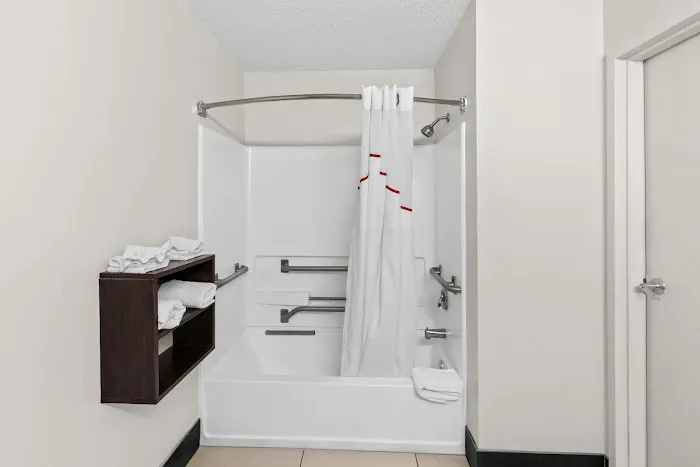 Red Roof PLUS+ & Suites Atlanta Airport South 4