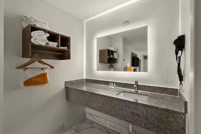 Quality Inn 4