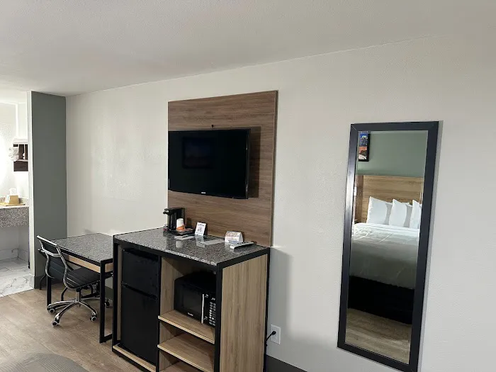 Quality Inn 4
