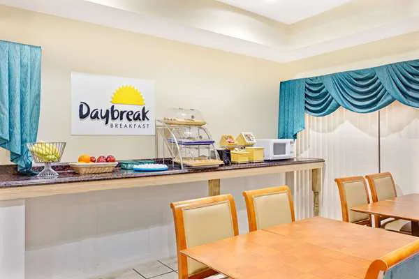 Days Inn & Suites by Wyndham Stockbridge South Atlanta 4