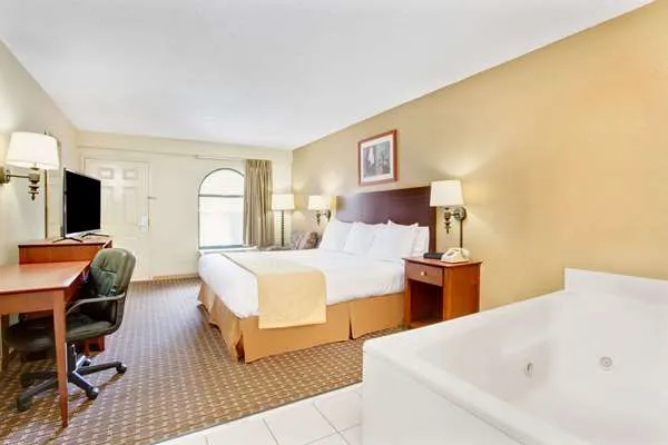 Days Inn & Suites by Wyndham Stockbridge South Atlanta 4