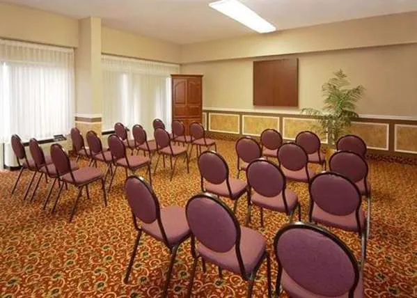 Comfort Inn & Suites 4