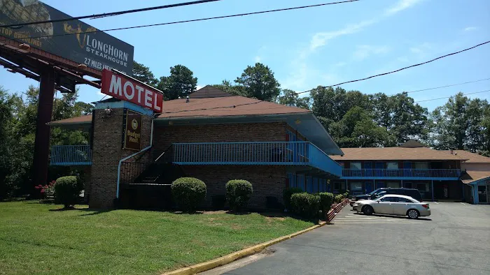 Inn Between The Hedges 4