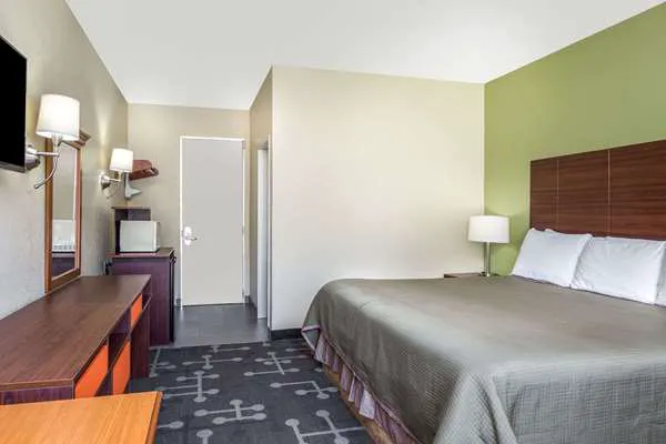 Howard Johnson by Wyndham Athens 4