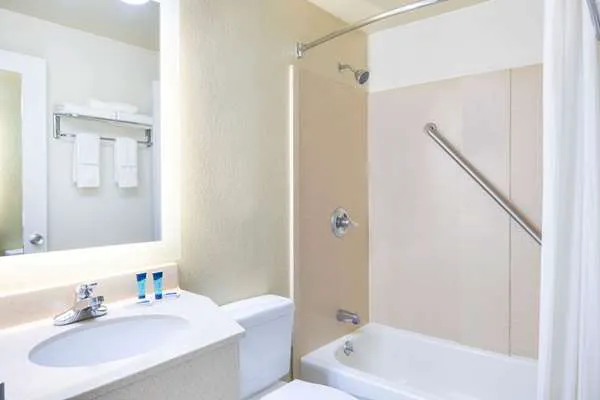 Howard Johnson by Wyndham Athens 4