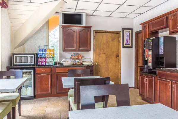 Howard Johnson by Wyndham Athens 4