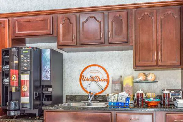 Howard Johnson by Wyndham Athens 4