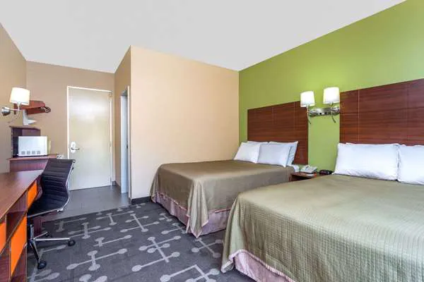 Howard Johnson by Wyndham Athens 4