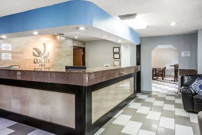 Quality Inn 4