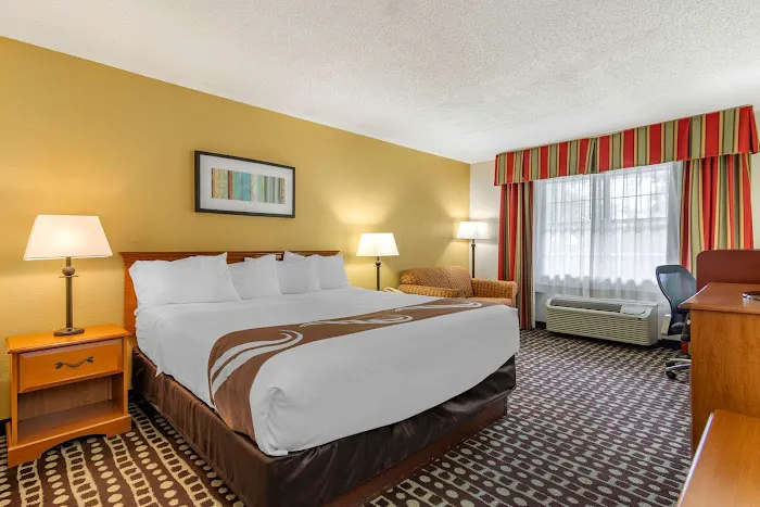 Quality Inn Fayetteville near Historic Downtown Square 4
