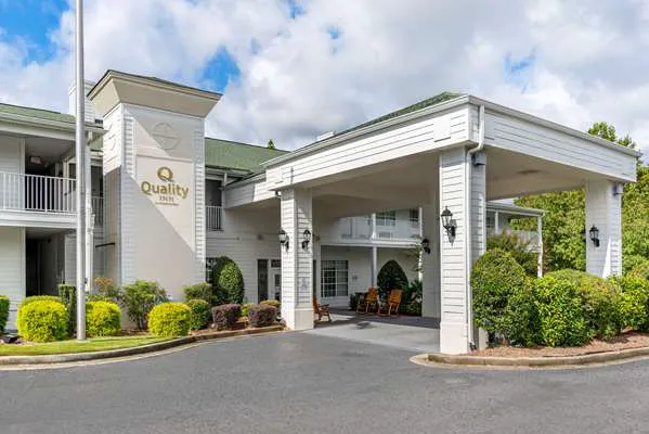 Quality Inn Fayetteville near Historic Downtown Square 4