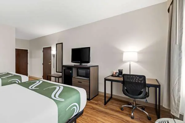 Quality Inn Fayetteville near Historic Downtown Square 4
