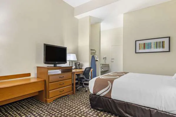 Quality Inn Fayetteville near Historic Downtown Square 4