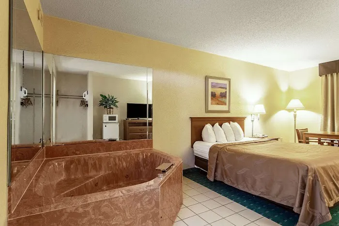 Quality Inn 4