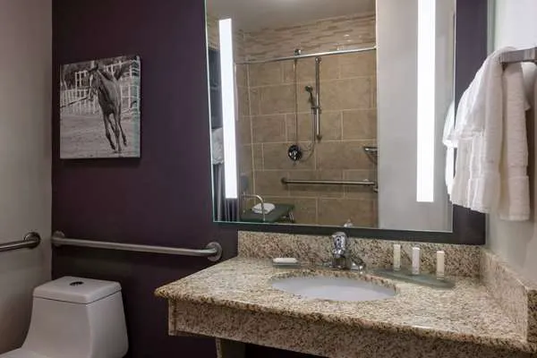 La Quinta Inn & Suites by Wyndham Covington 4