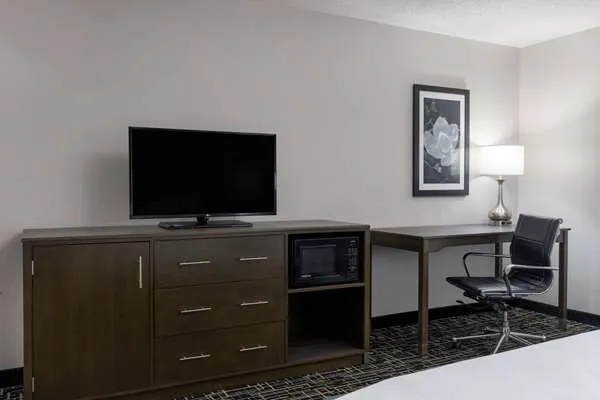 La Quinta Inn & Suites by Wyndham Covington 4