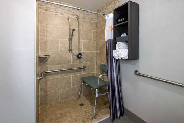 La Quinta Inn & Suites by Wyndham Covington 4