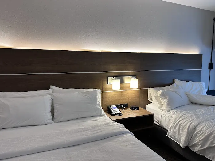 Holiday Inn Express & Suites Fayetteville, an IHG Hotel 4