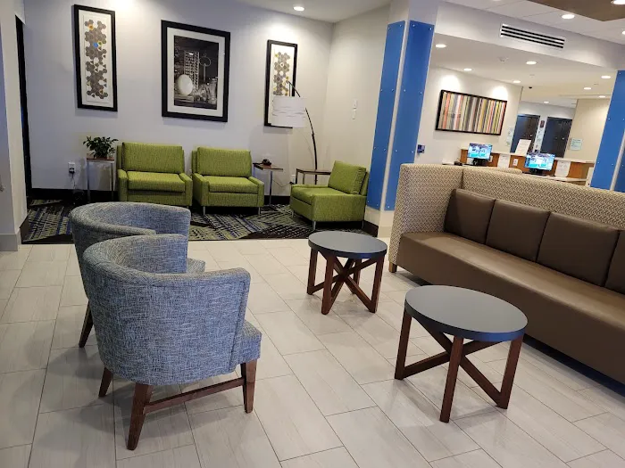 Holiday Inn Express & Suites Fayetteville, an IHG Hotel 4