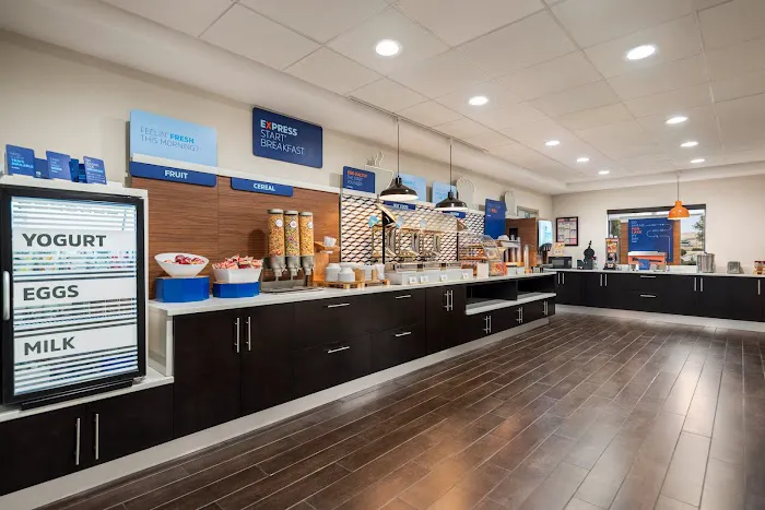 Holiday Inn Express & Suites McDonough by IHG 4