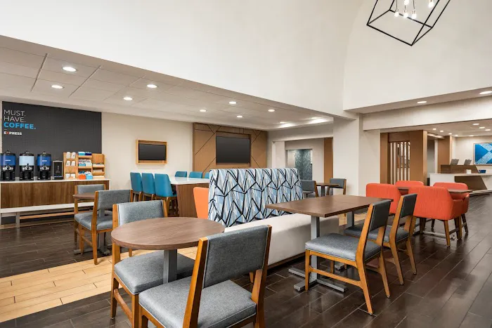 Holiday Inn Express & Suites McDonough by IHG 4
