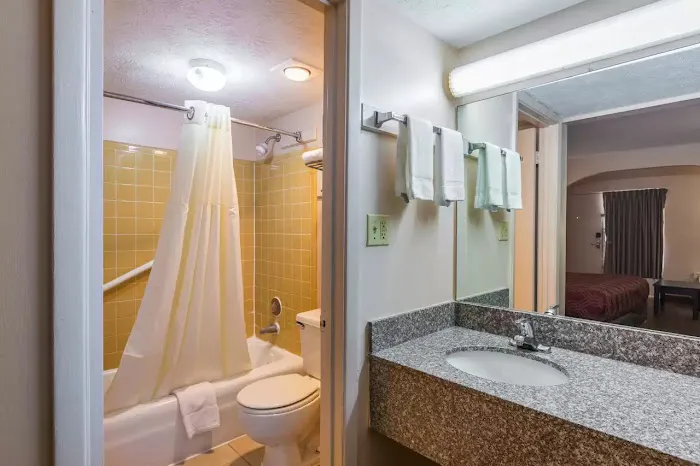 Econo Lodge 4