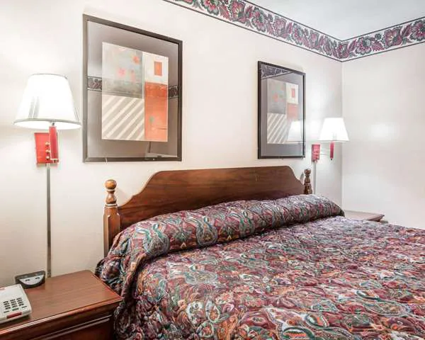 Econo Lodge 4