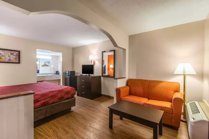 Econo Lodge 4
