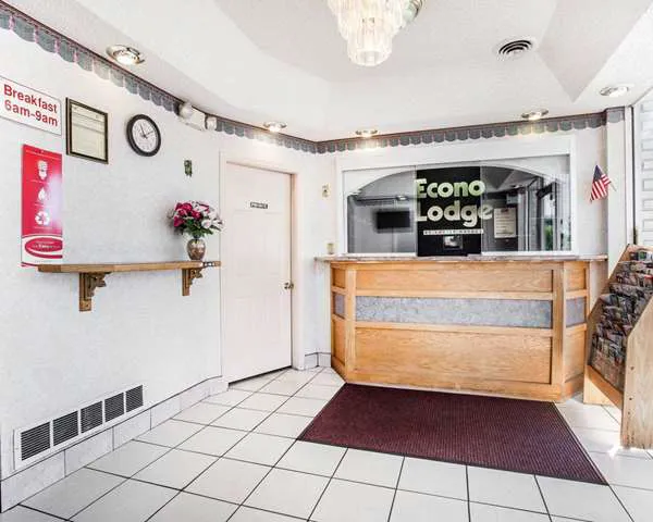 Econo Lodge 4