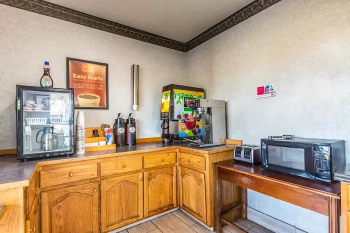 Econo Lodge 4