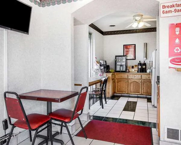 Econo Lodge 4