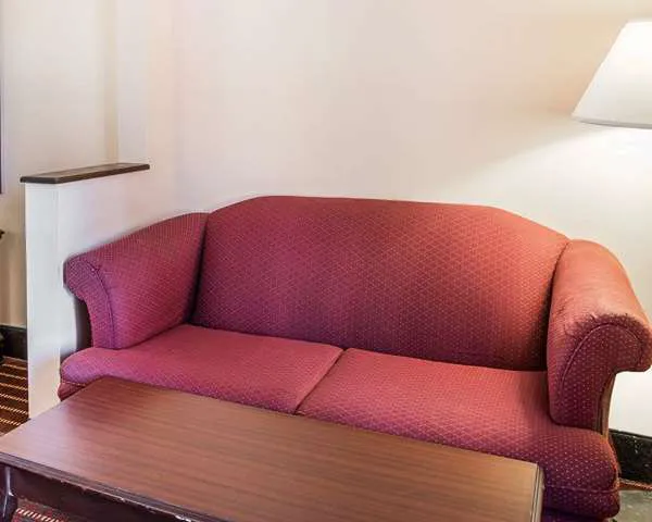 Econo Lodge 4