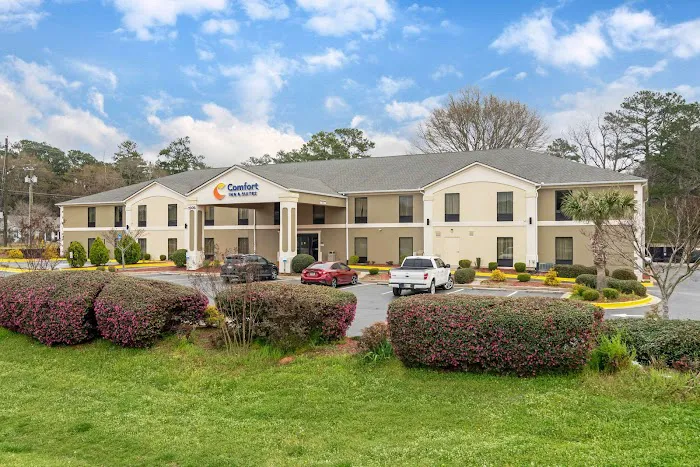 Comfort Inn & Suites 4