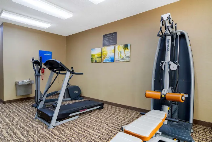 Comfort Inn & Suites 4