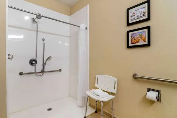Comfort Inn & Suites 4