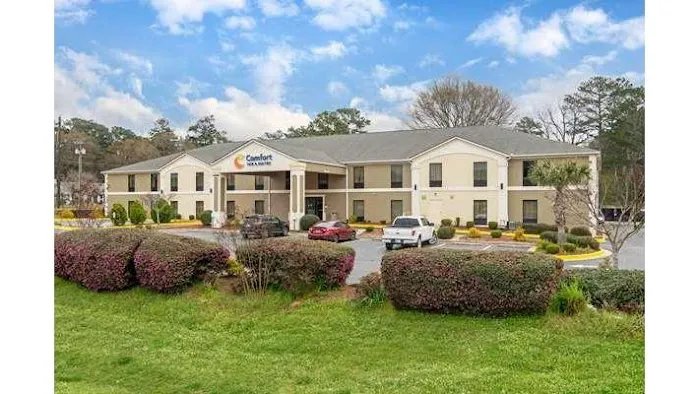 Comfort Inn & Suites 4