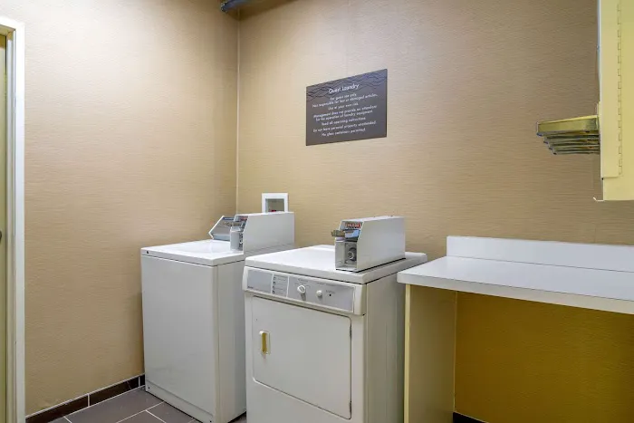 Comfort Inn & Suites 4