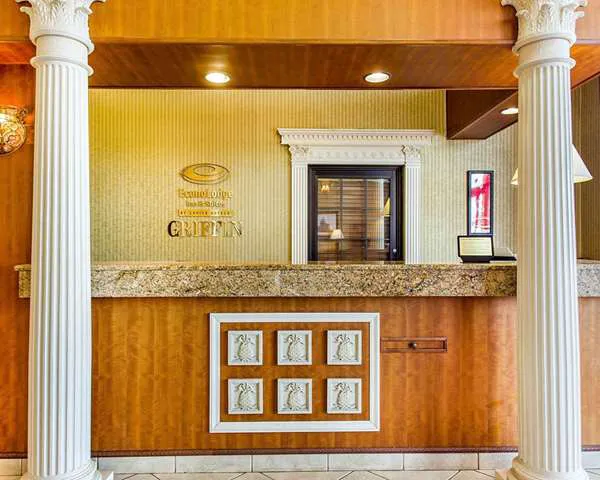 Econo Lodge Inn & Suites 4