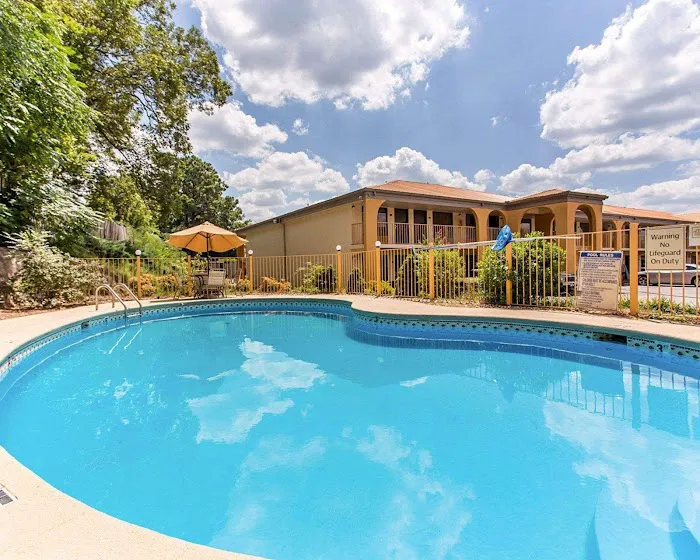 Econo Lodge Inn & Suites 4