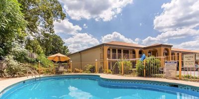 Econo Lodge Inn & Suites