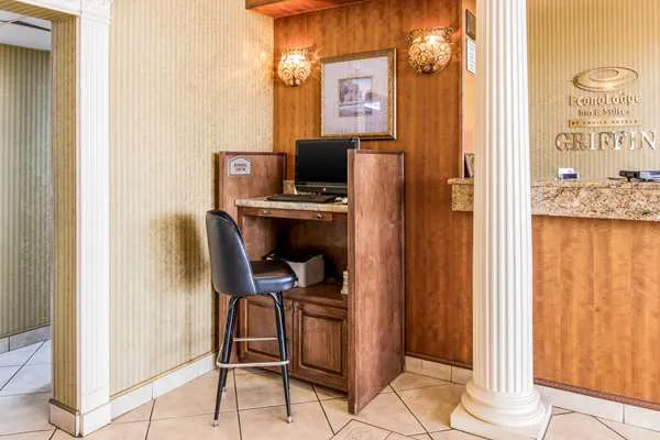 Econo Lodge Inn & Suites 4